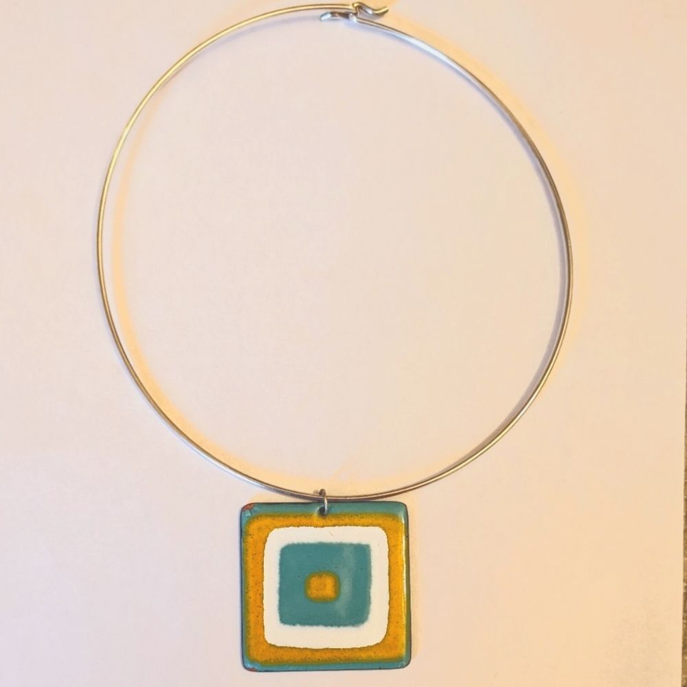 Round Silver Wire Choker Necklace with Square Pendant
